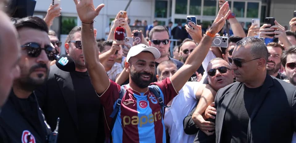 Joueur saluant les fans en portant un maillot