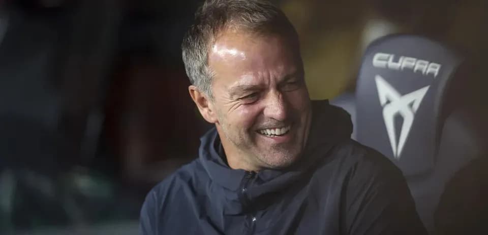 Entraîneur souriant sur le banc de touche