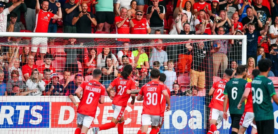 Supporters célébrant un but lors du match