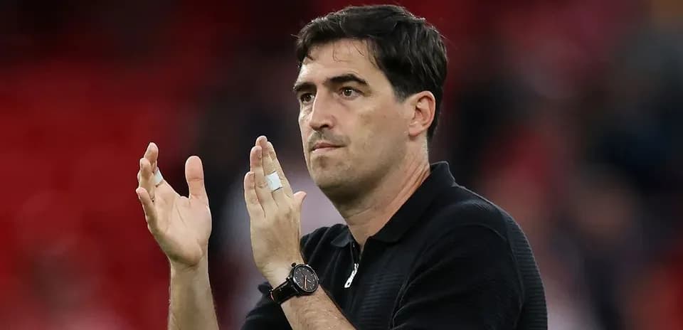 Entraîneur applaudissant après un match