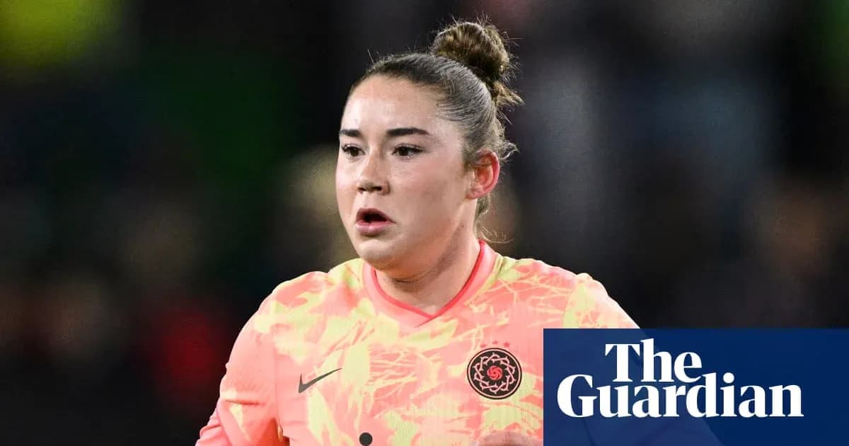 Joueuse en maillot de gardien sur le terrain
