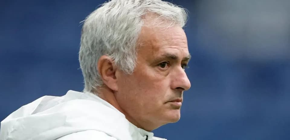 Entraîneur observant le match depuis la touche