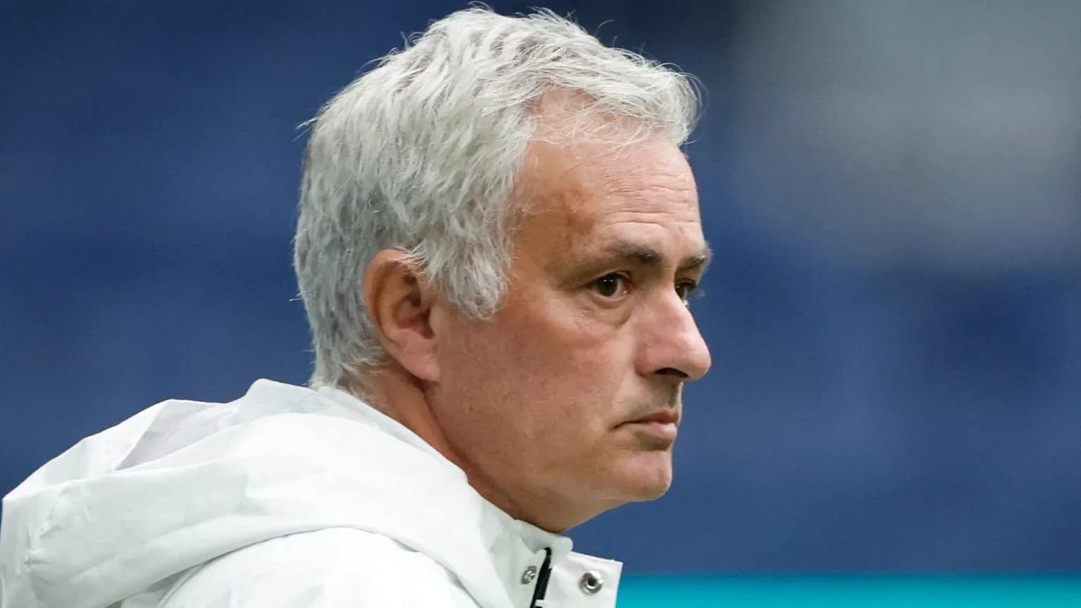 Entraîneur observant le match depuis la touche