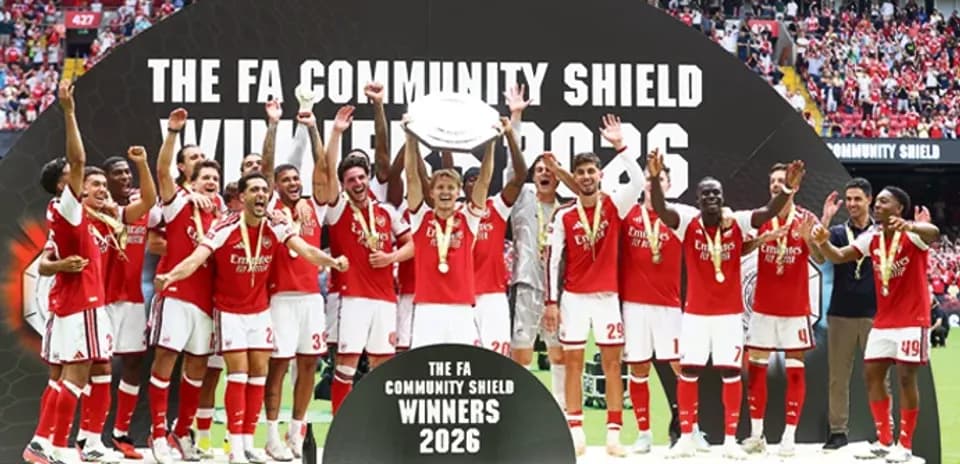 Équipe levant le trophée de la FA Community Shield 2026