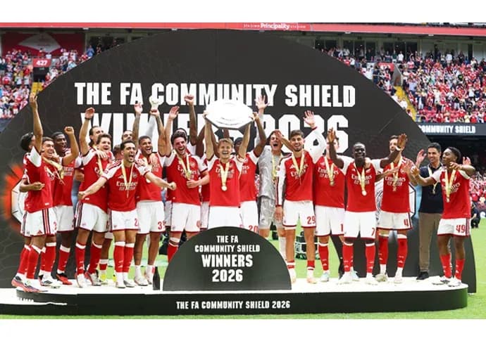 Équipe levant le trophée de la FA Community Shield 2026
