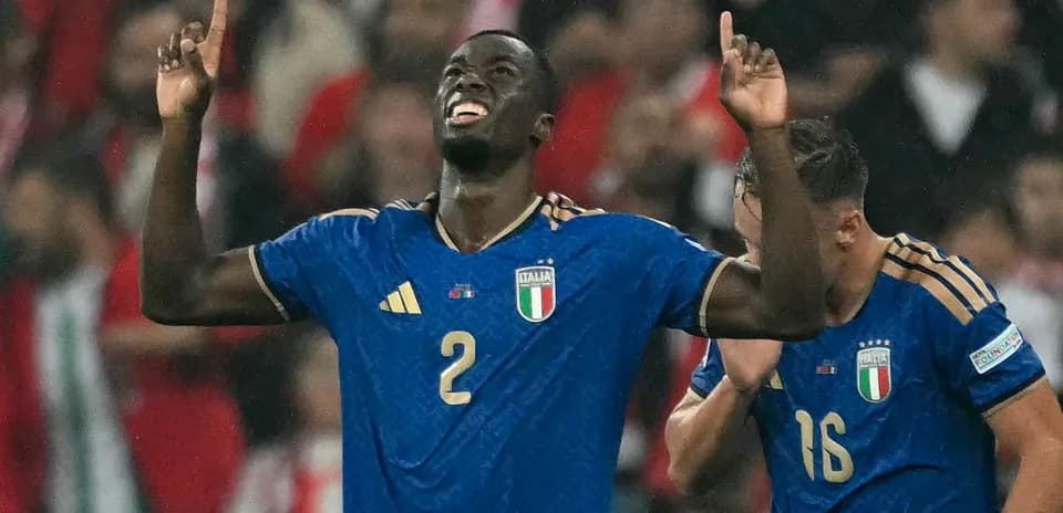Joueur italien célébrant avec un coéquipier après un but