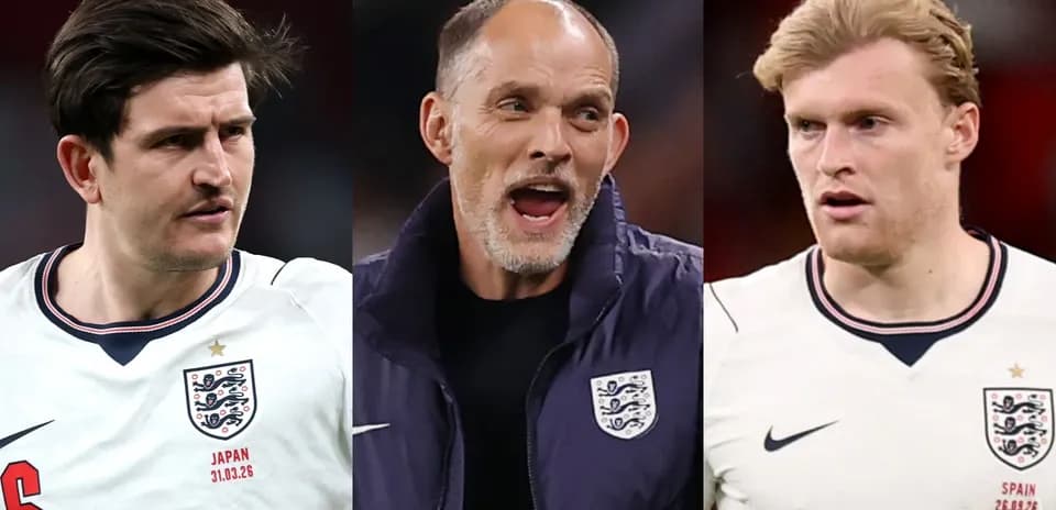 Trois hommes en maillots de l'équipe d'Angleterre
