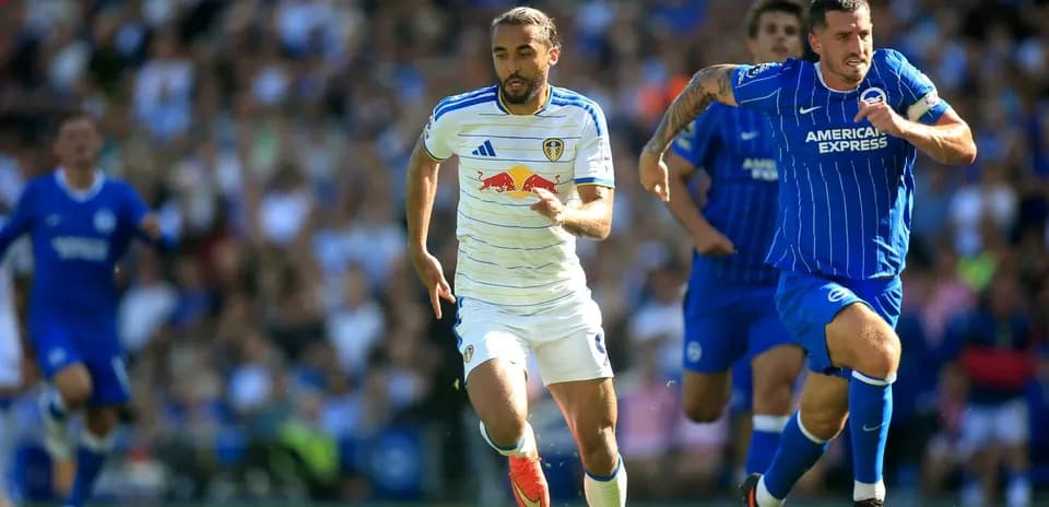 Joueurs en course pour le ballon lors du match