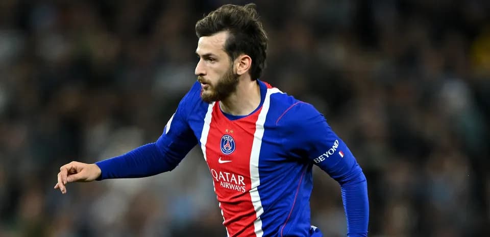 Joueur du PSG en action sur le terrain