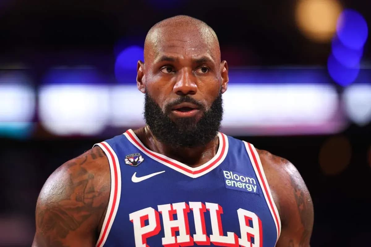 Joueur avec maillot de Philadelphia 76ers sur le terrain