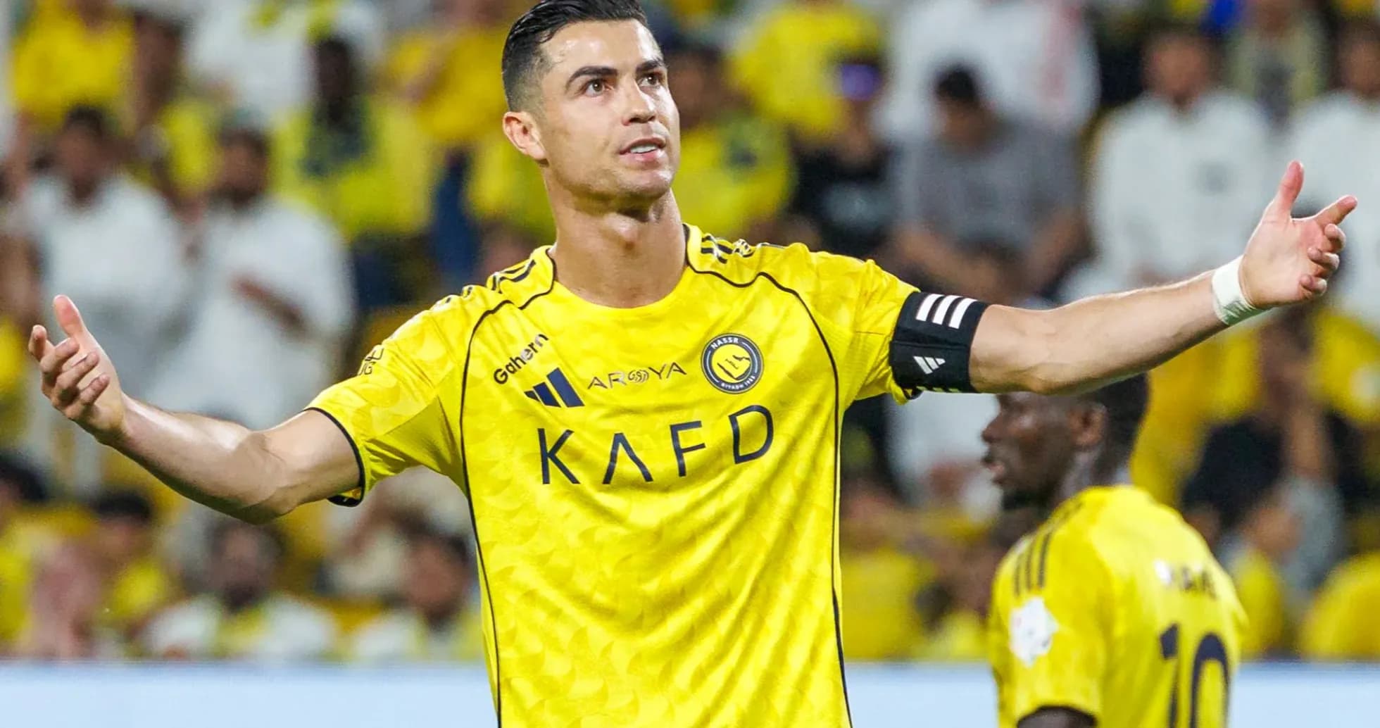 Joueur en maillot jaune s'adressant à la foule