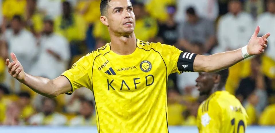 Joueur en maillot jaune s'adressant à la foule
