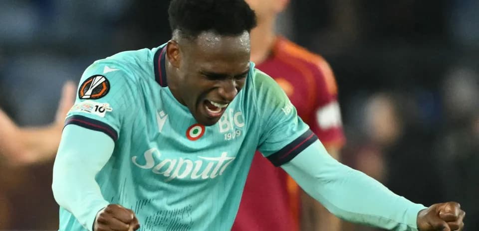 Joueur célébrant un but avec enthousiasme sur le terrain