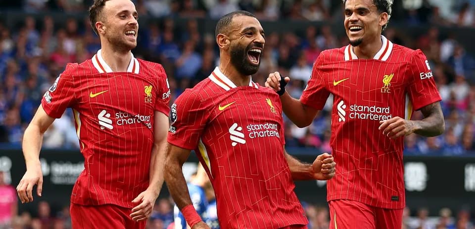 Trois joueurs de Liverpool célébrant un but