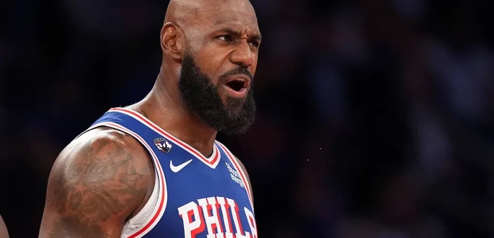 Joueur en uniforme des Philadelphia 76ers s'exprimant