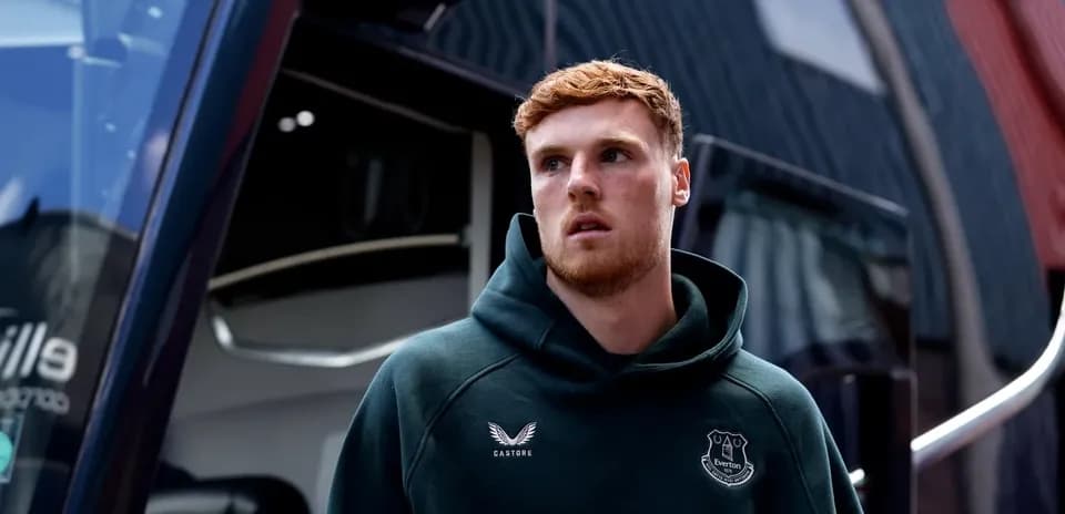 Joueur d'Everton sortant du bus d'équipe