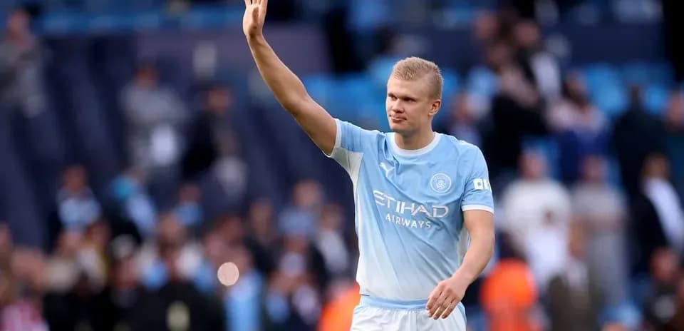 Joueur saluant les supporters au stade