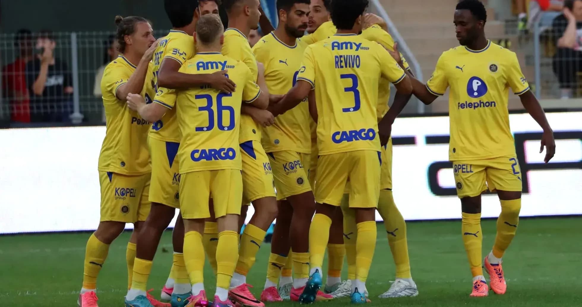 Joueurs de Maccabi Tel Aviv célébrant un but