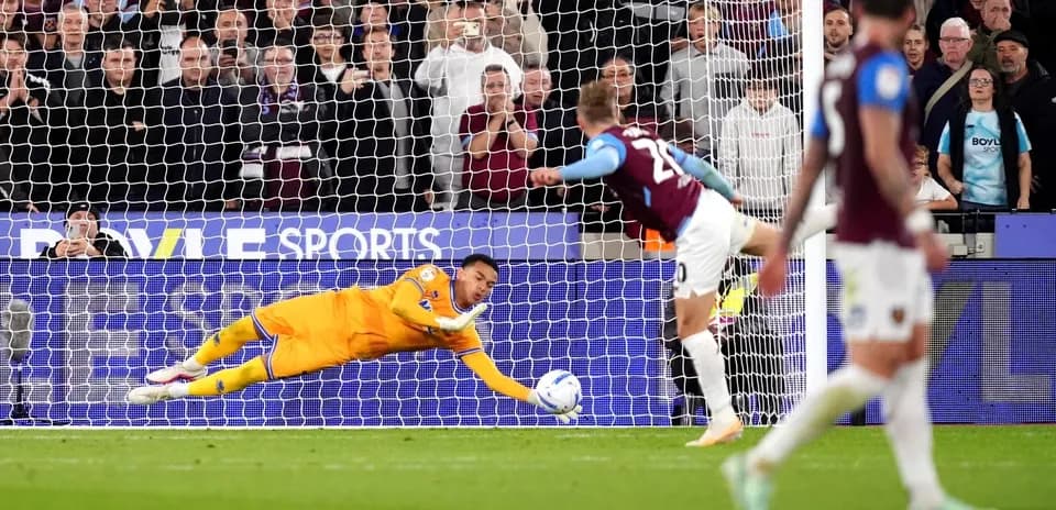 Gardien plongeant pour arrêter un penalty au match