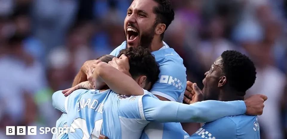 Joueurs de Manchester City célébrant un but ensemble