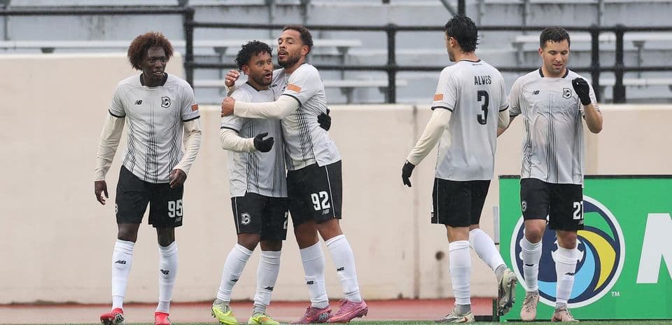 Joueurs de Brooklyn célébrant un but