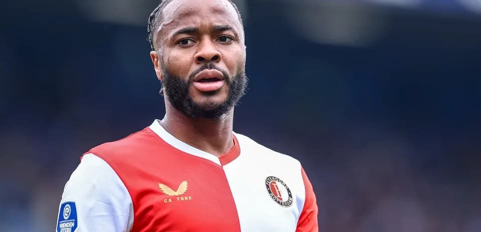 Joueur de Feyenoord en maillot rouge et blanc