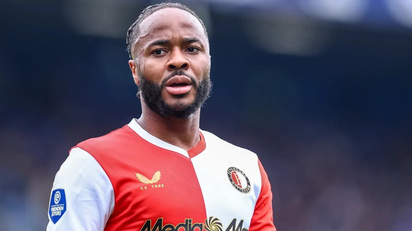 Joueur de Feyenoord en maillot rouge et blanc
