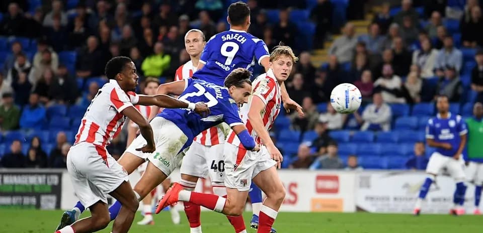 Joueurs en action lors d'un match de football