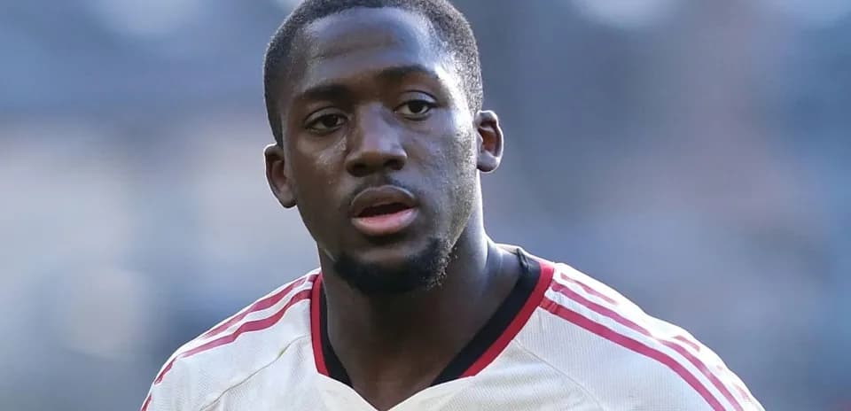 Joueur en maillot blanc avec rayures rouges