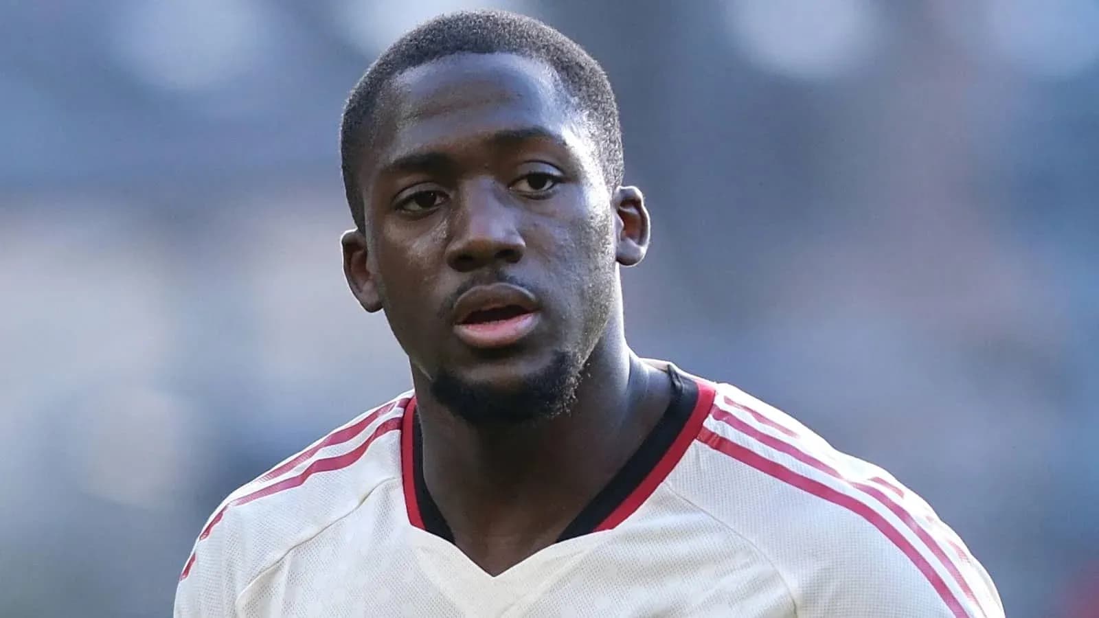 Joueur en maillot blanc avec rayures rouges