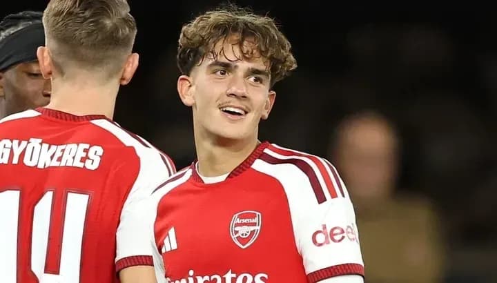 Joueur d'Arsenal célébrant avec coéquipier