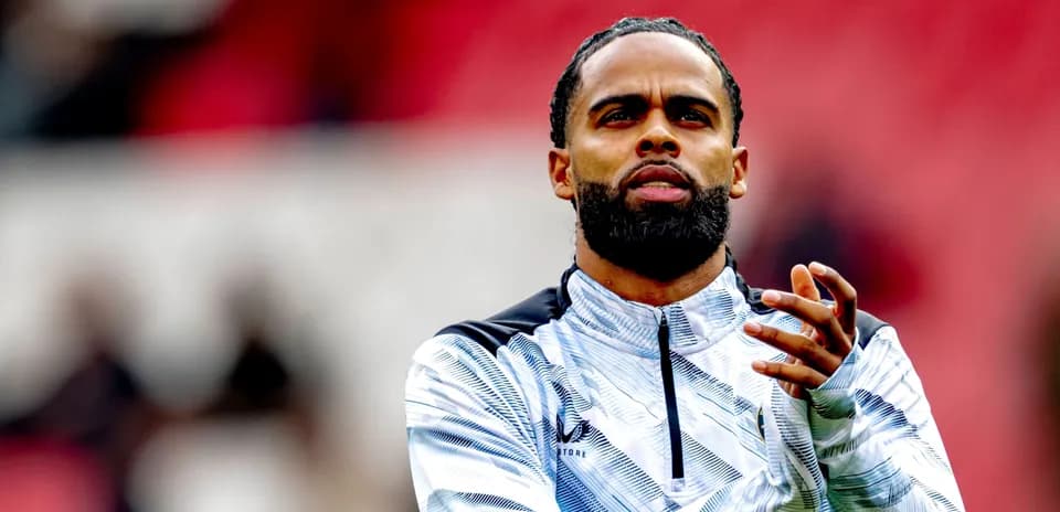 Joueur applaudissant sur le terrain avant le match
