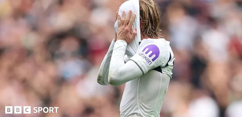 Joueur se couvrant le visage avec son maillot