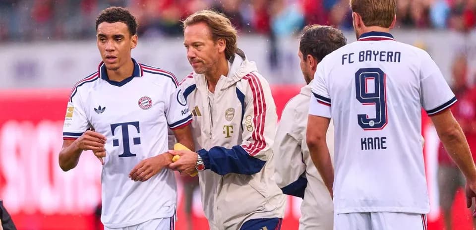 Joueurs du Bayern Munich avec entraîneur sur le terrain