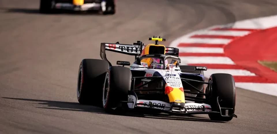 Voiture de F1 sur circuit avec virage serré
