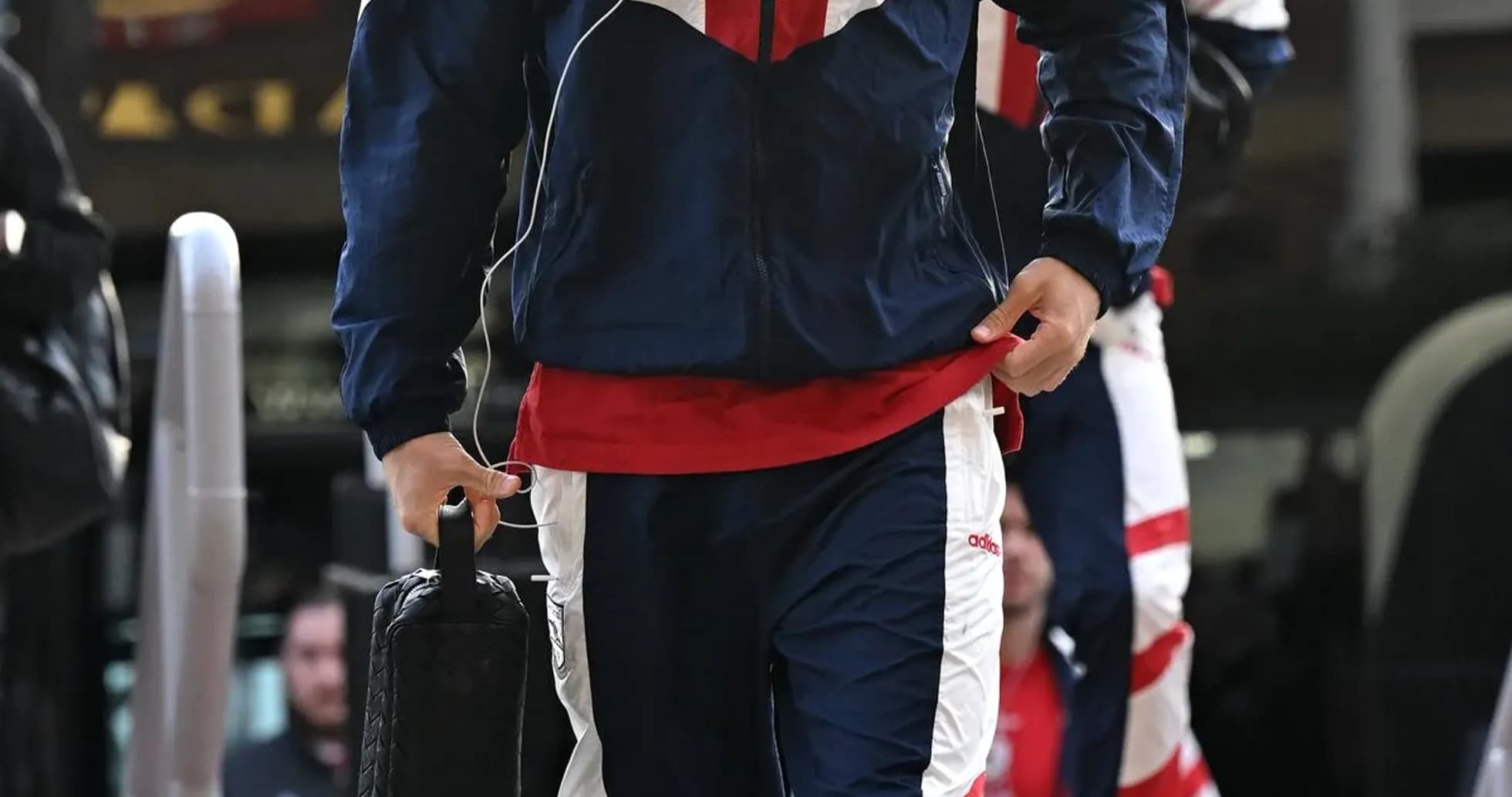 Joueur entrant avec une tenue de sport colorée