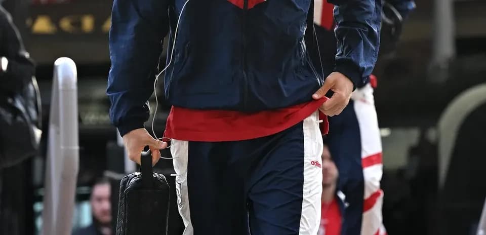 Joueur entrant avec une tenue de sport colorée