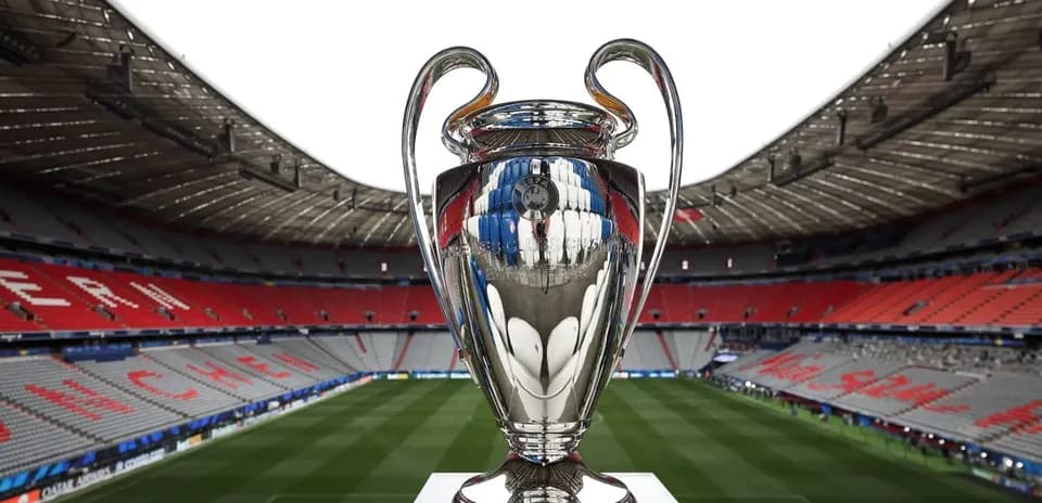 Trophée de la Ligue des champions dans le stade