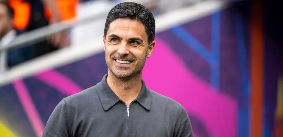 Entraîneur souriant avant le match sur le terrain