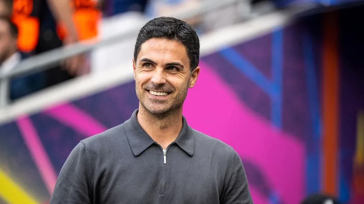 Entraîneur souriant avant le match sur le terrain