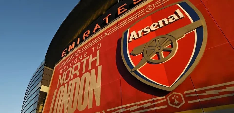 Logo d'Arsenal sur le stade Emirates à Londres
