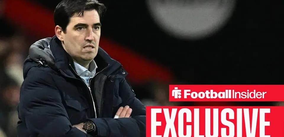 Entraîneur observant le match depuis le bord du terrain