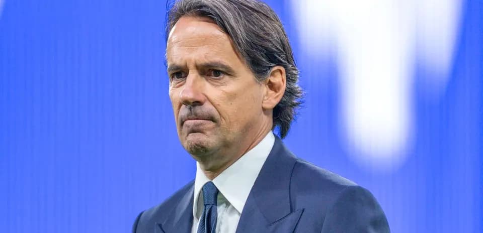 Entraîneur observant le match depuis le bord du terrain