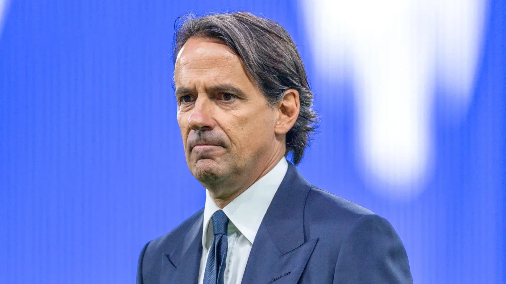 Entraîneur observant le match depuis le bord du terrain