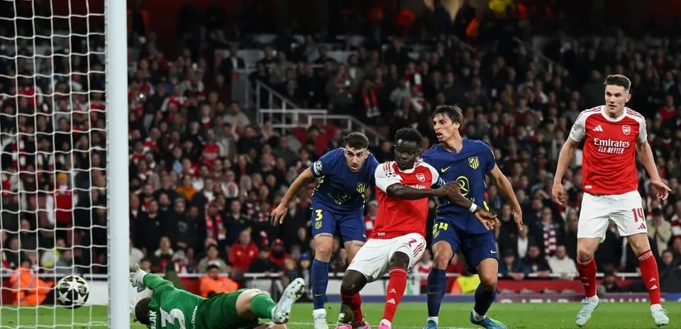 Arsenal player attempting to score against goalkeeper