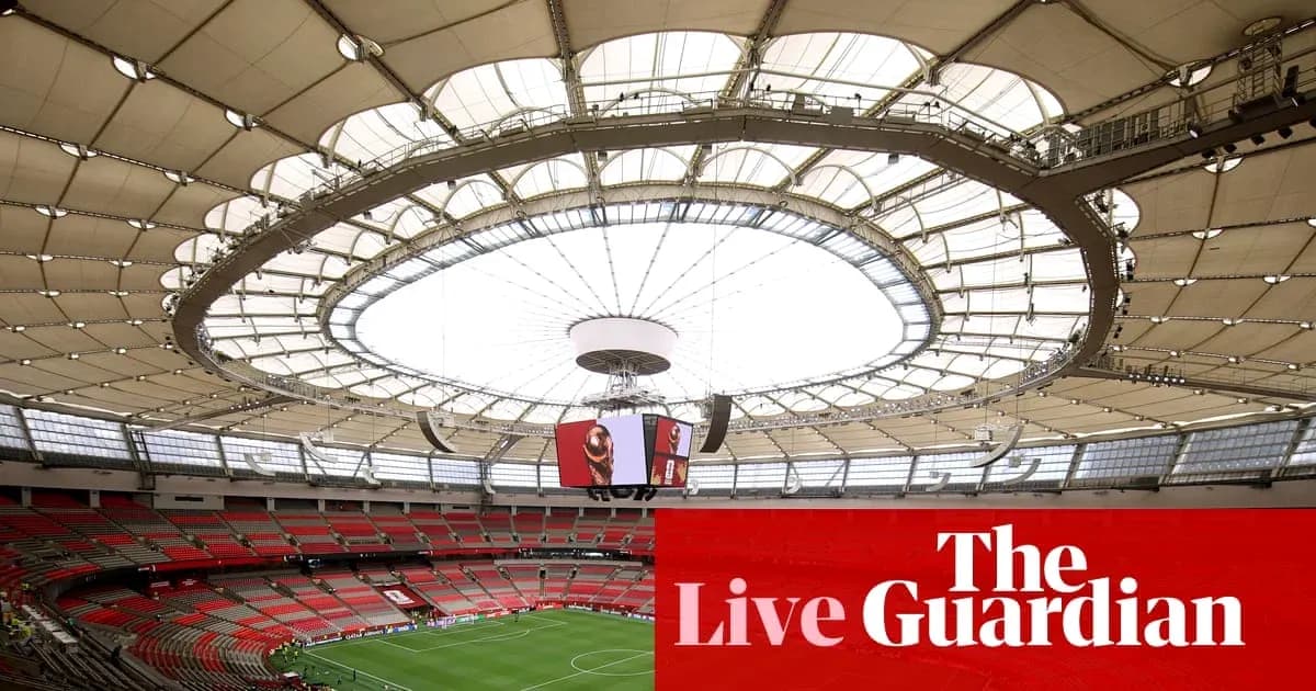 Vue intérieure du stade avec toit en dôme