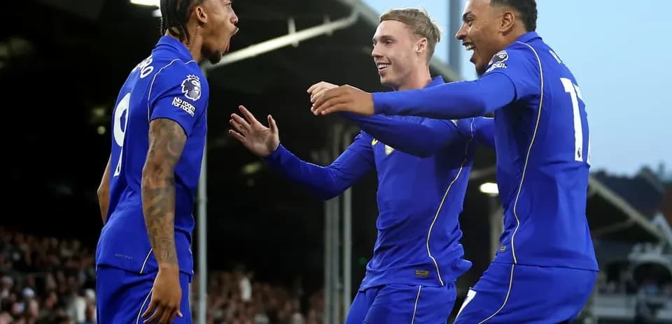Joueurs de Chelsea célébrant un but ensemble
