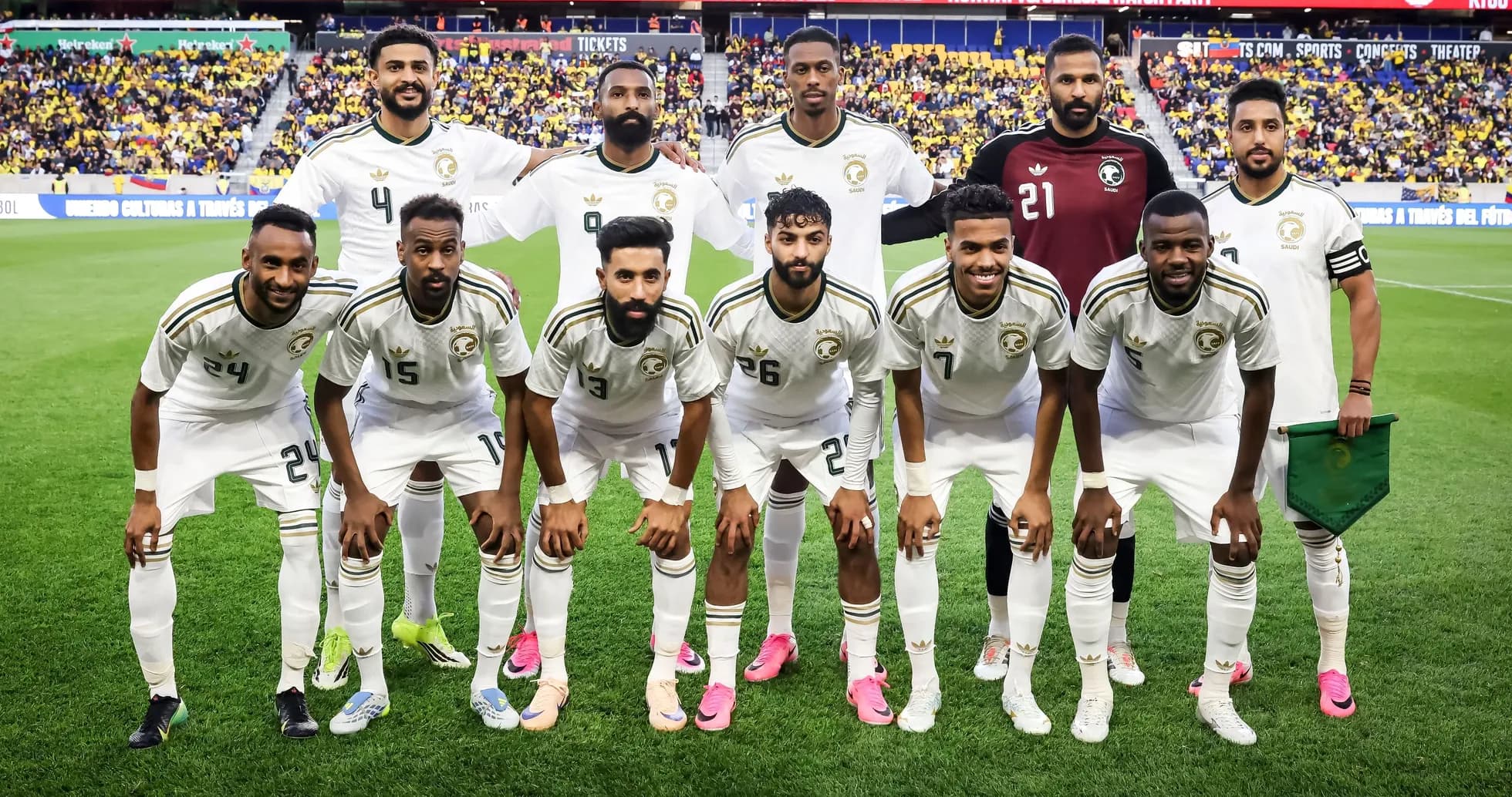 Équipe de football en tenue blanche sur le terrain