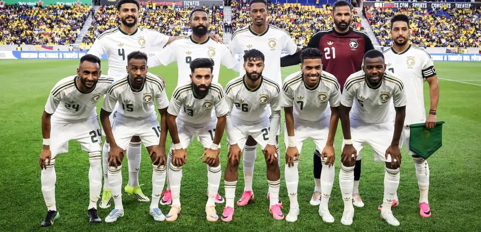 Équipe de football en tenue blanche sur le terrain