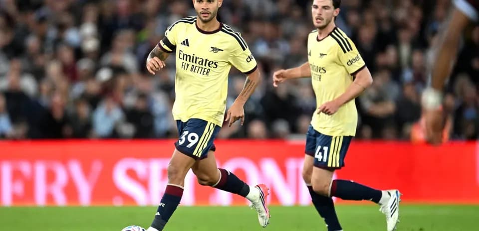 Deux joueurs d'Arsenal en action sur le terrain
